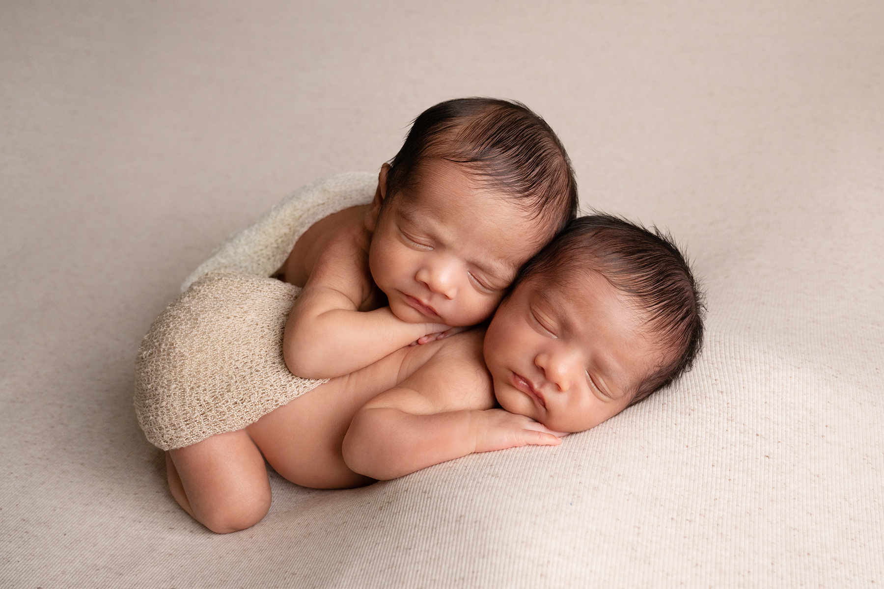 Twin newborn photo shoot in Aubrey Texas